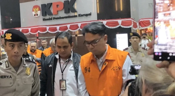 Empat tersangka korupsi BJB, Ikin asikin dulmanan (nomor rompi 226), Sophan jaya kusuma (nomor rompi 197), Suhendrik (nomor rompi 194), dan Widi hartono (nomor rompi 182)