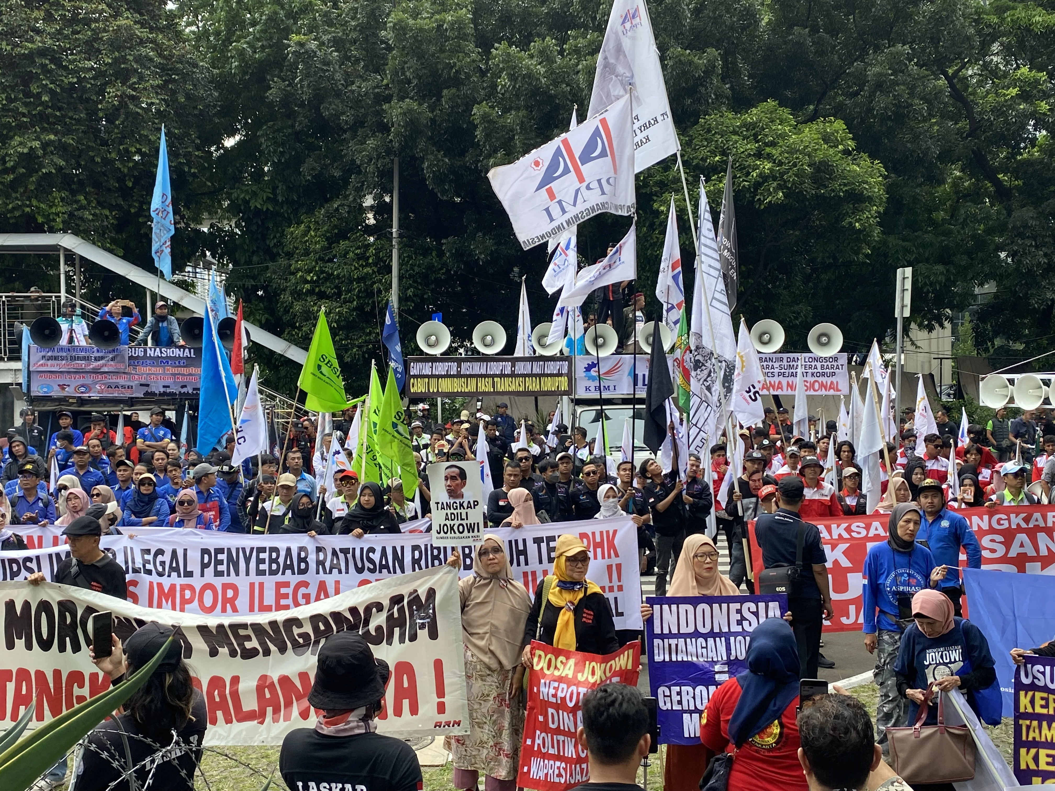Ratusan Buruh Geruduk KPK di Hari Anti Korupsi Sedunia