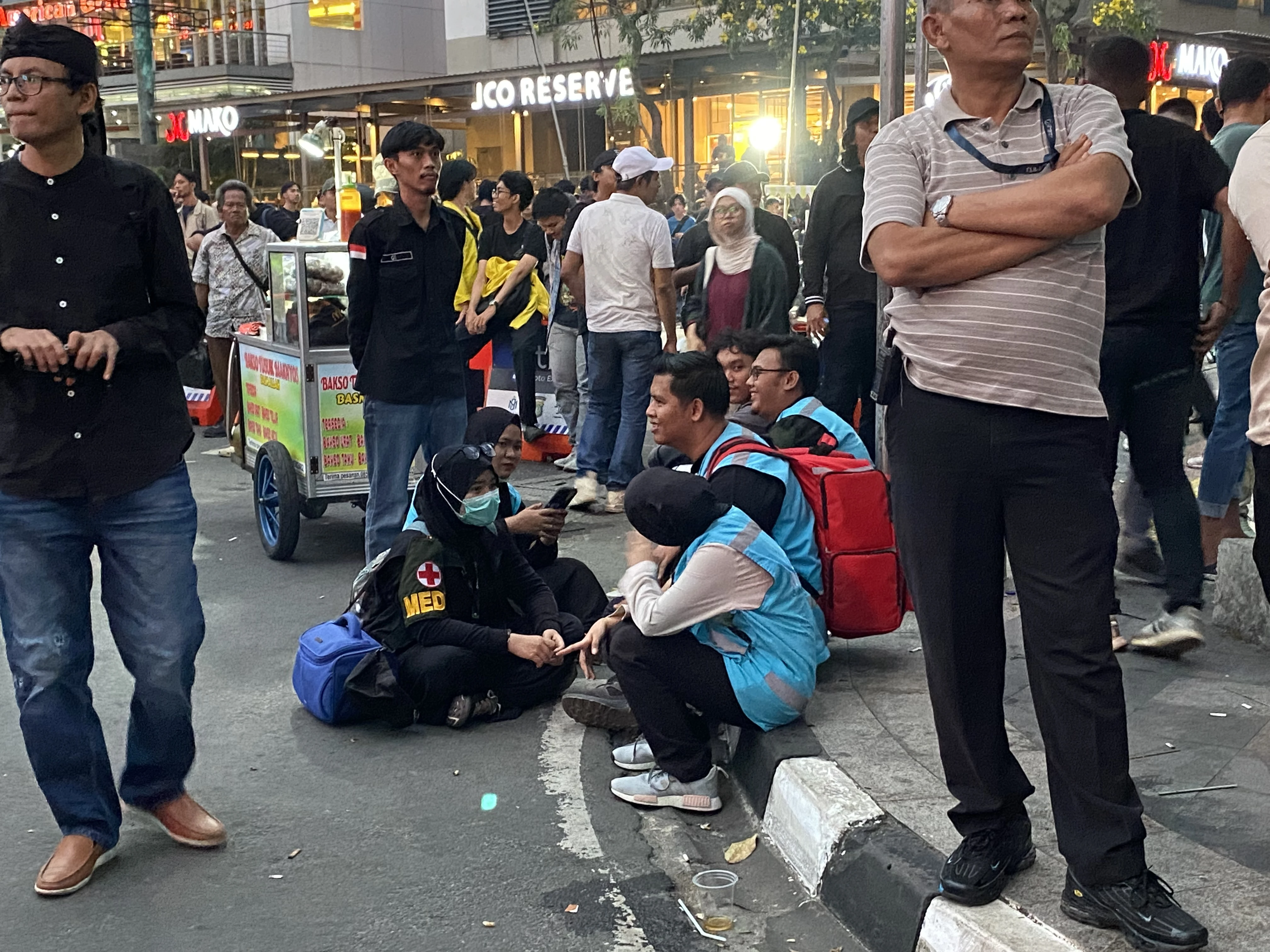 relawan, medis, demo, bem ui
