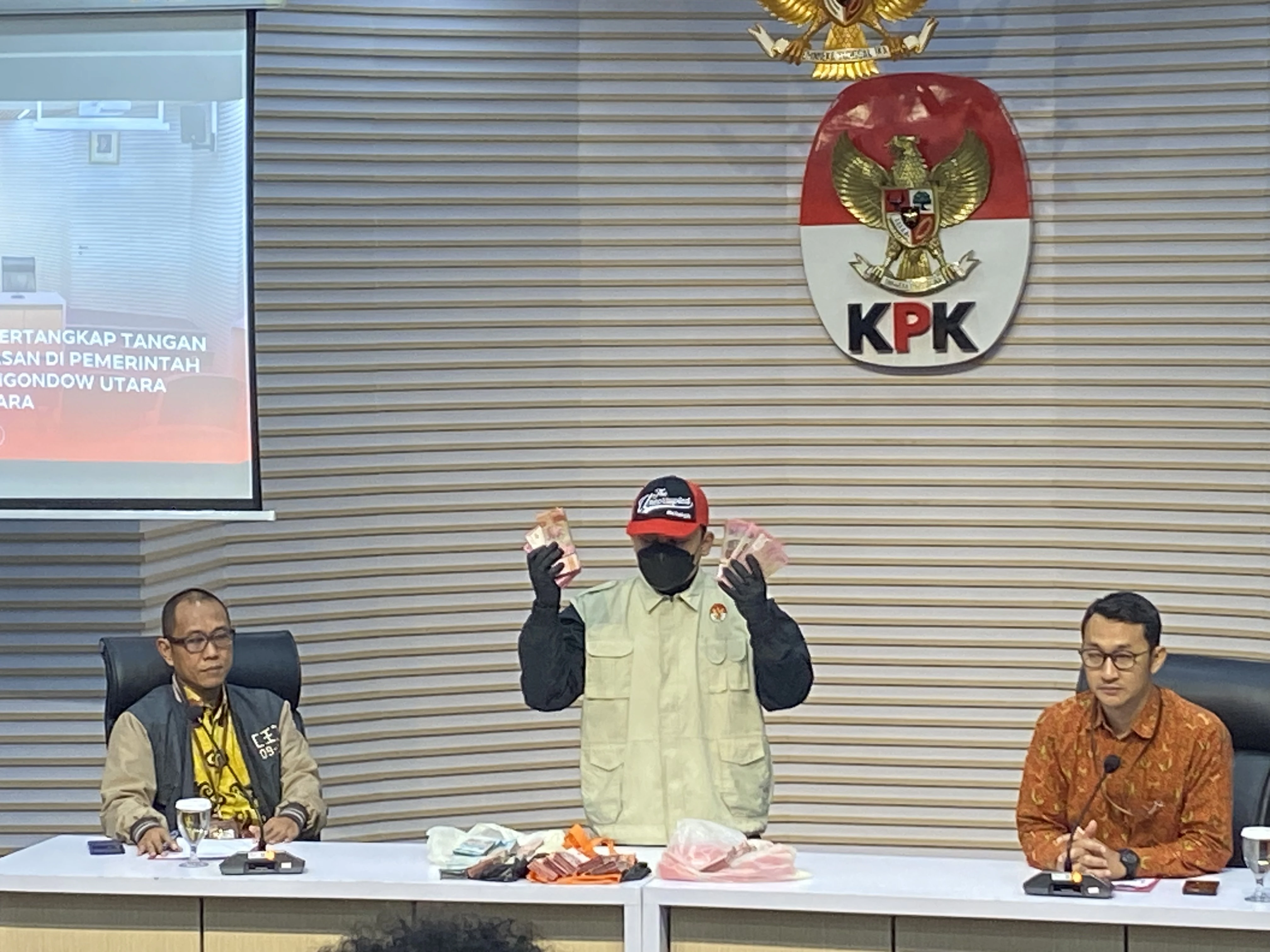 Barang bukti dalam OTT Bolmut