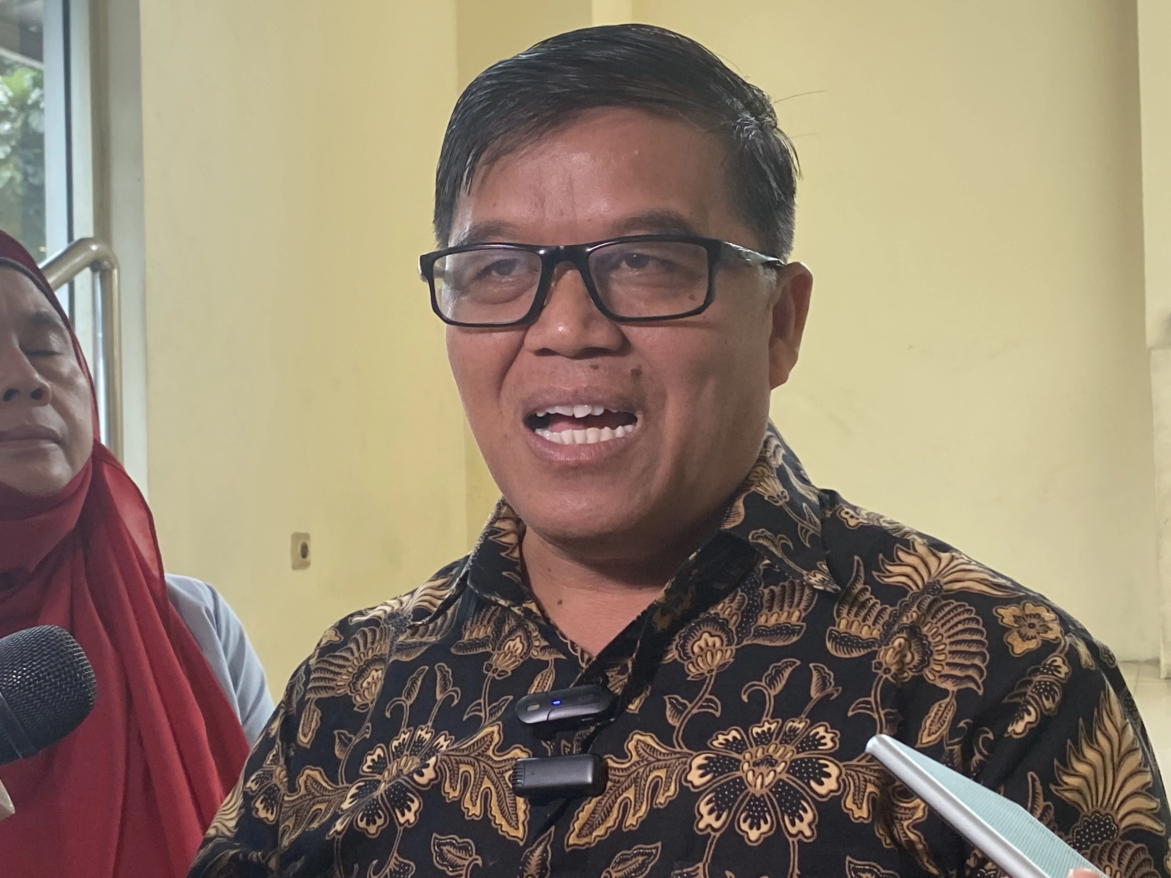 Bon Jowi Persoalkan Absennya Riwayat Legalisir Jokowi di UGM dan Penggunaan Tinta Merah
