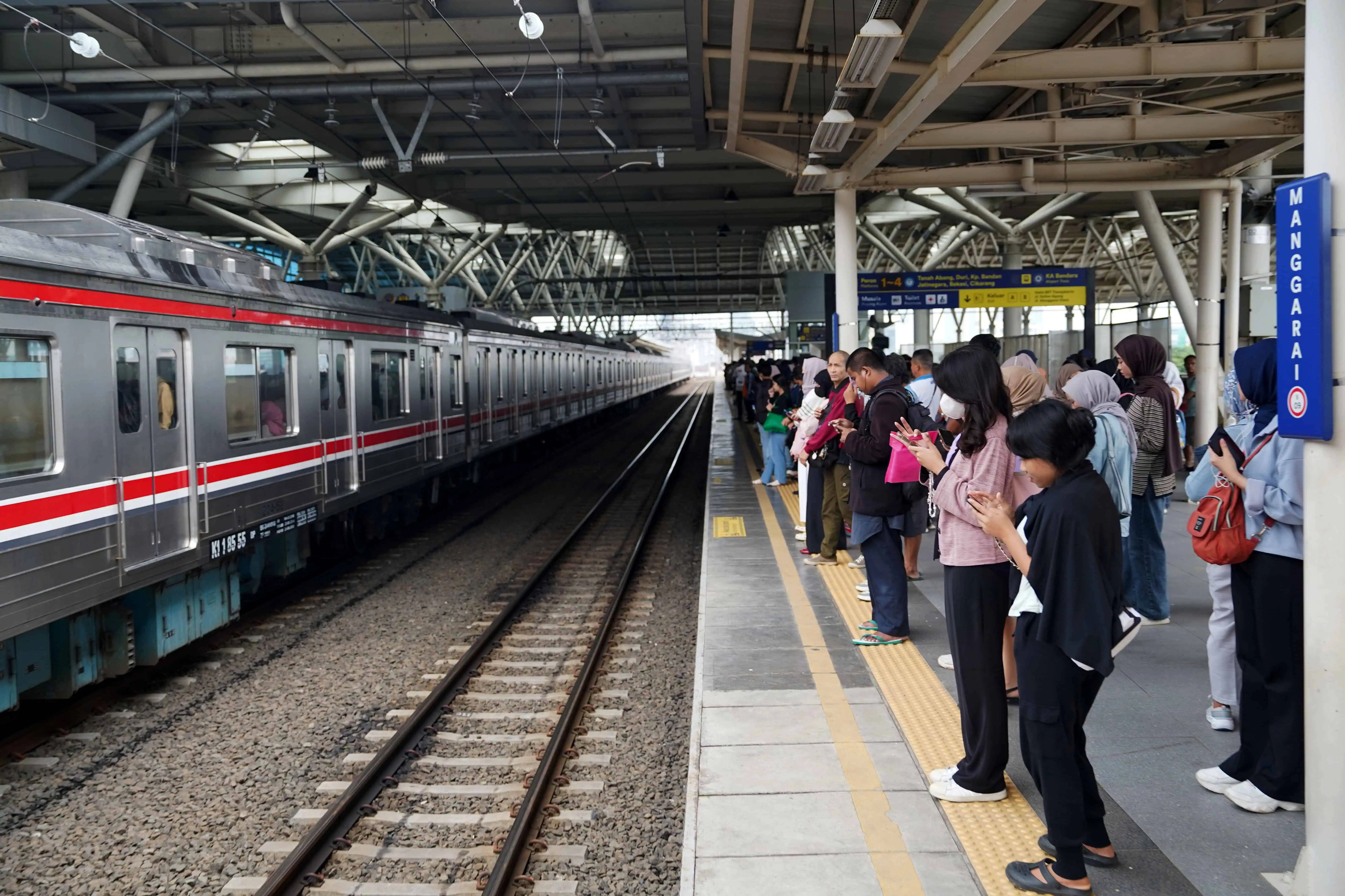 Kerete Api Commuter Line KRL Bogor - Jakarta Kota