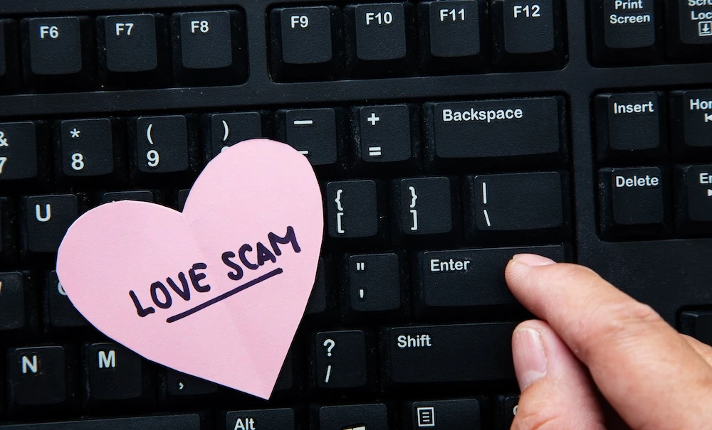 Dia Bilang Sayang, Tapi Ujungnya Minta Uang? Waspada Love Scam
