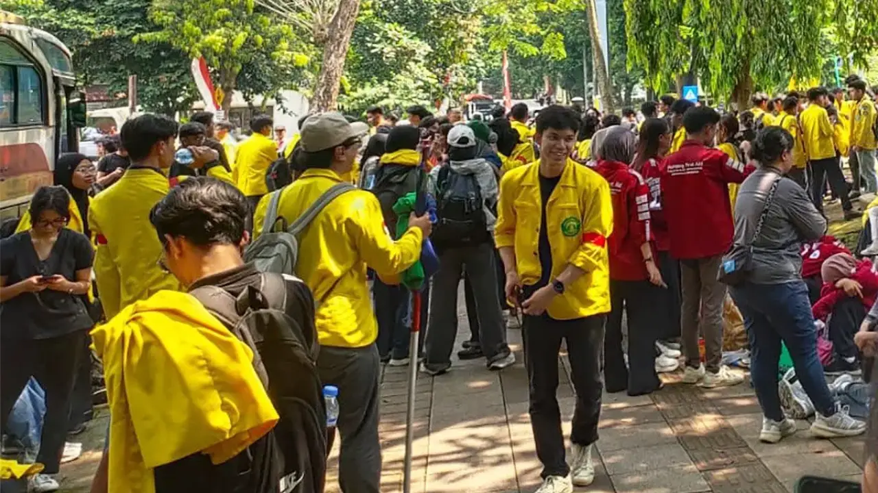 Ribuan Mahasiswa BEM UI Kepung Polda Metro Jaya