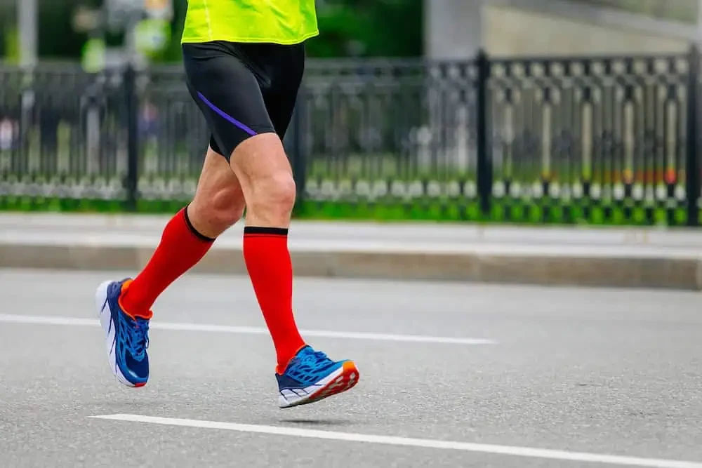 kaos kaki outfit maraton