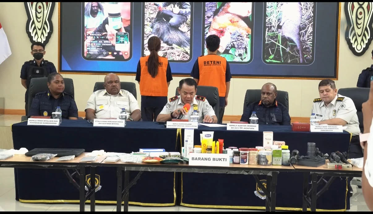 Pasutri Asal China Ditangkap Imigrasi Jayapura Usai Berburu Kasuari dan Kuskus