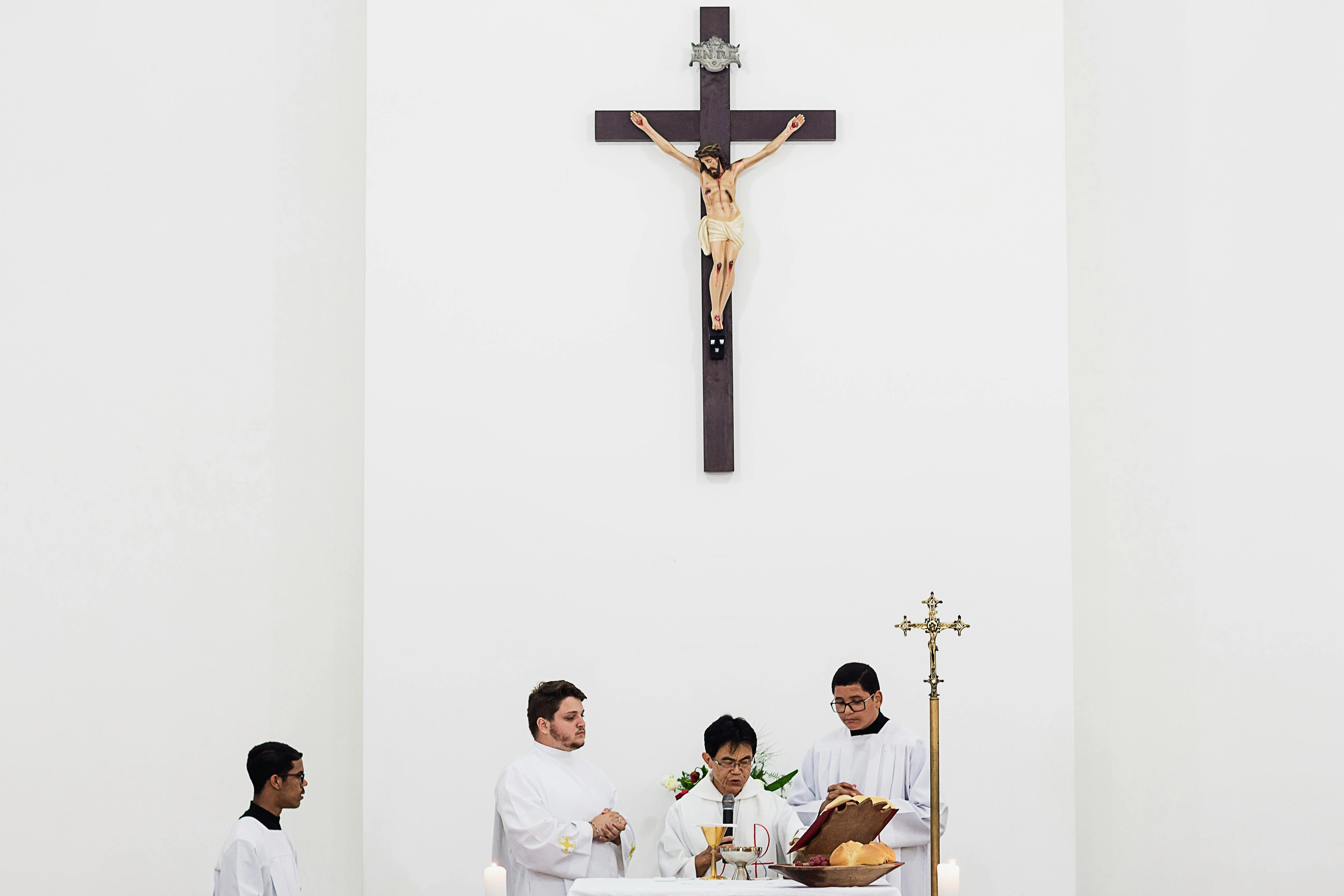 7 Tradisi Paskah Paling Unik di Dunia, Ada Pohon Rokok hingga Melompati Bayi!