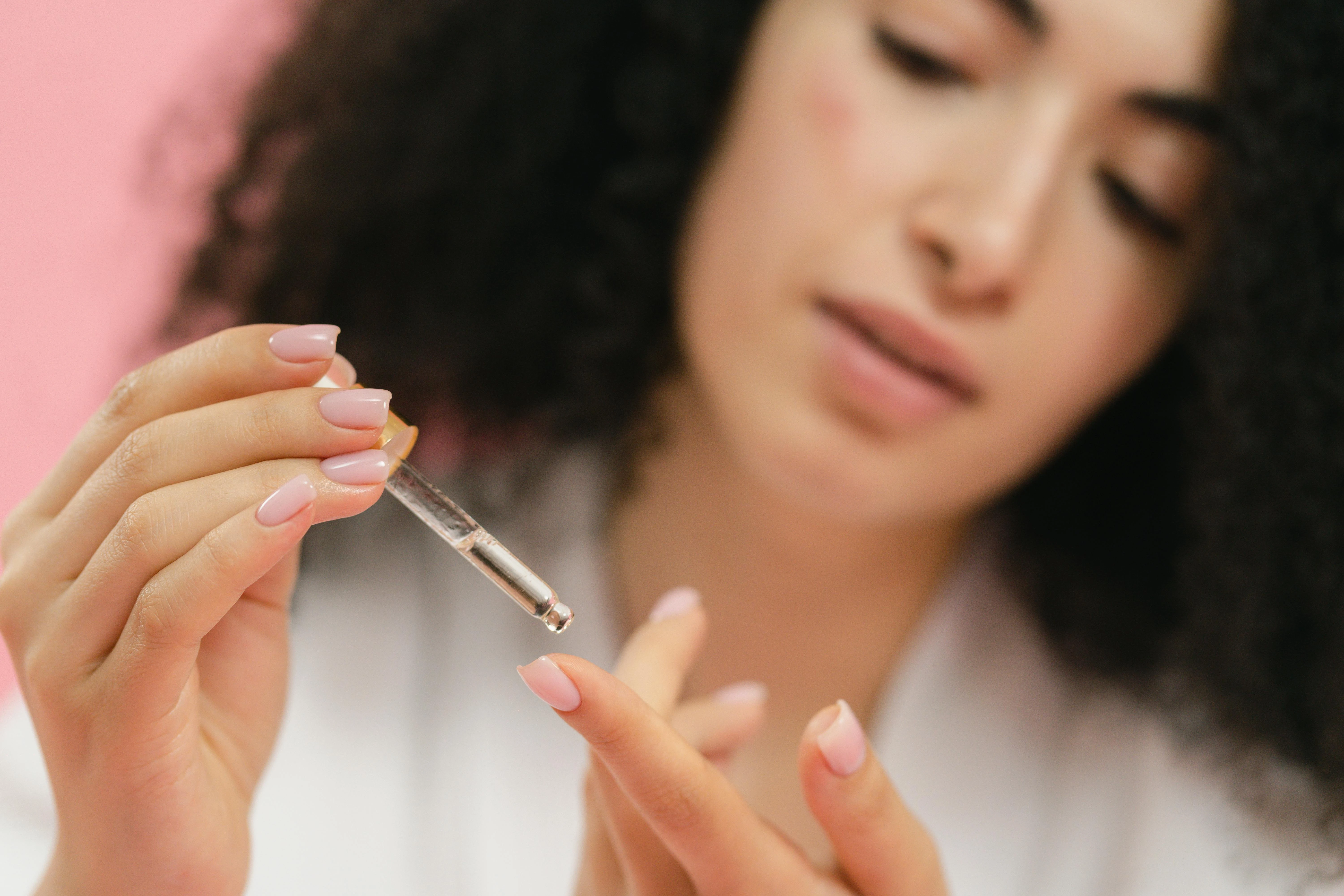 Takut Iritasi? Begini Cara Pakai Retinol untuk Pemula