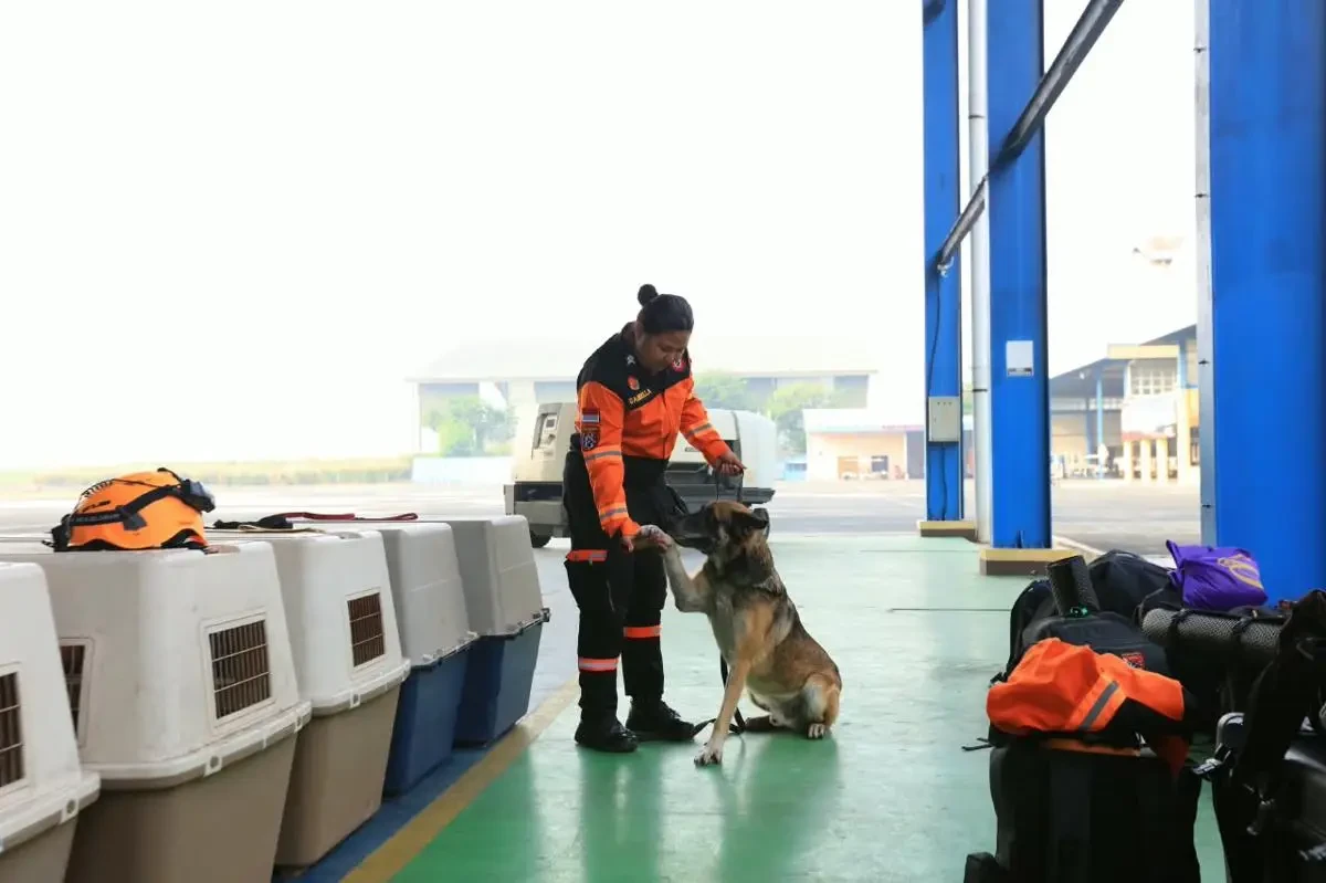 Polri memberangkatkan tim SAR, 10 anjing K9, personel, dan bantuan logistik untuk menangani gempa NTT