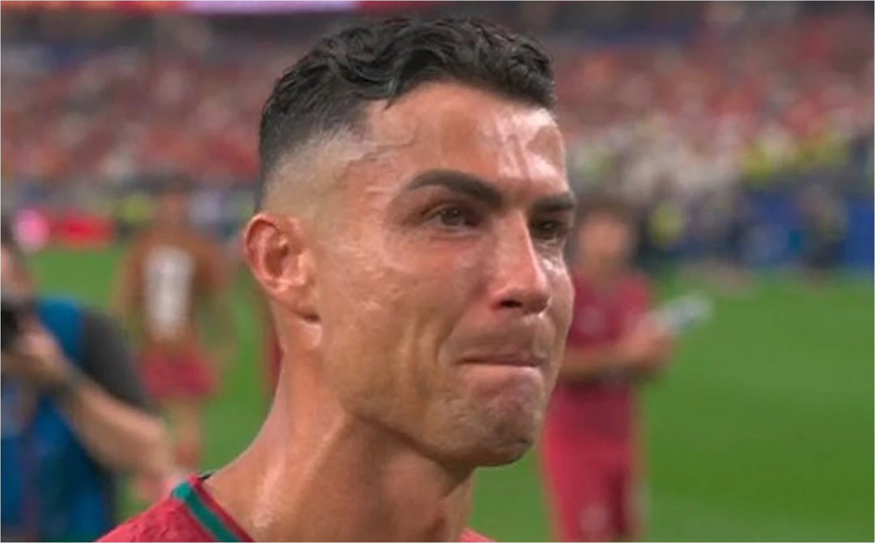 Laki-Laki Lebih Gampang Nangis di Lapangan Bola daripada soal Percintaan?
