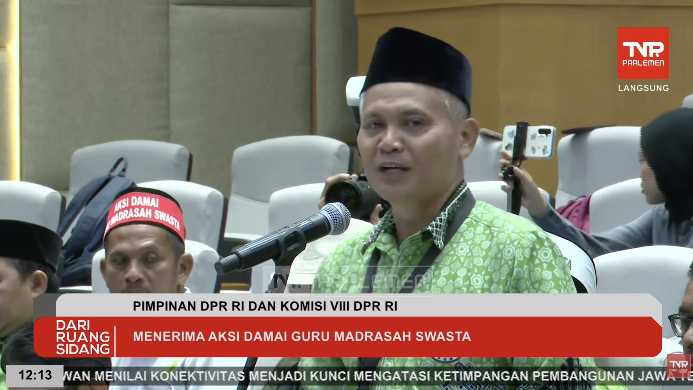 Perjuangan Guru Madrasah, Jual Ayam hingga Bongkar Celengan untuk ke Jakarta