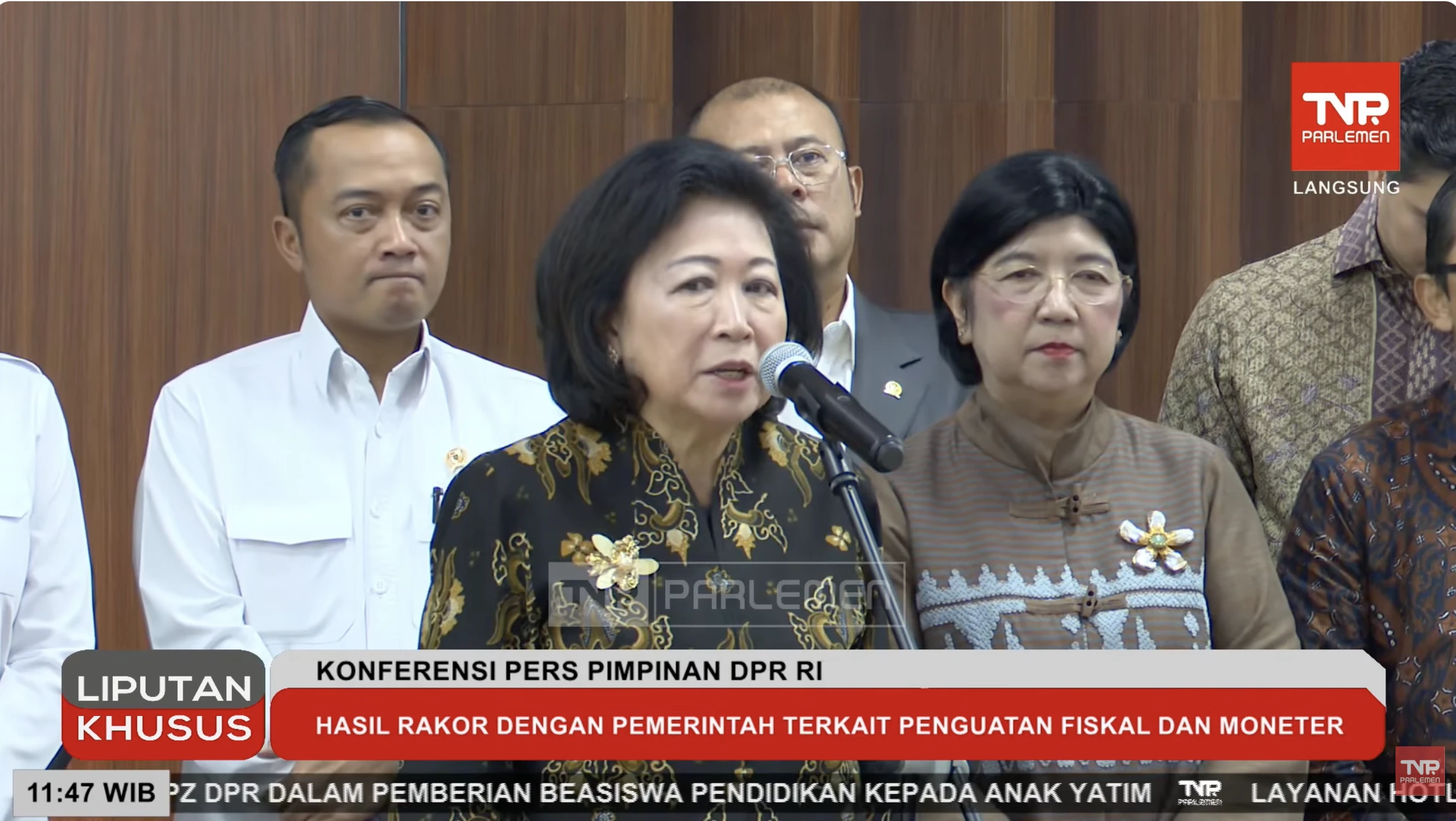 Anggota Dewan Ekonomi Nasional (DEN) Mari Elka Pangestu dalam konferensi pers rapat koordinasi ekonomi DPR RI