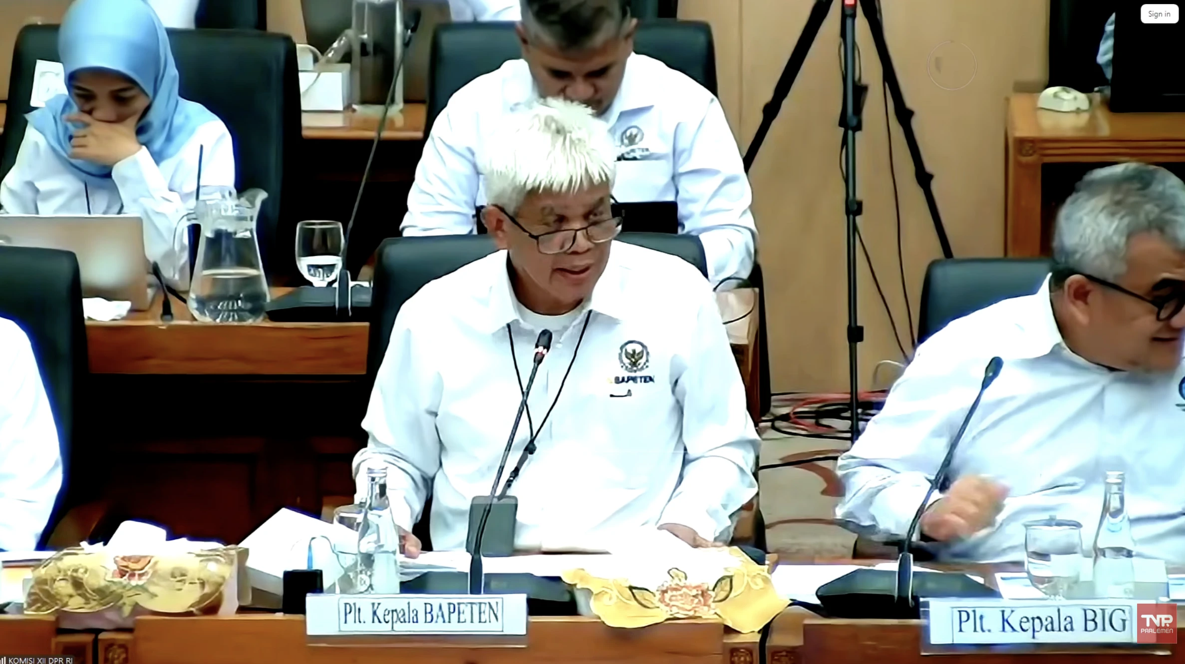 Plt. Kepala BAPETEN Zainal Arifin memberikan penjelasan dalam rapat dengar pendapat bersama Komisi XII DPR RI