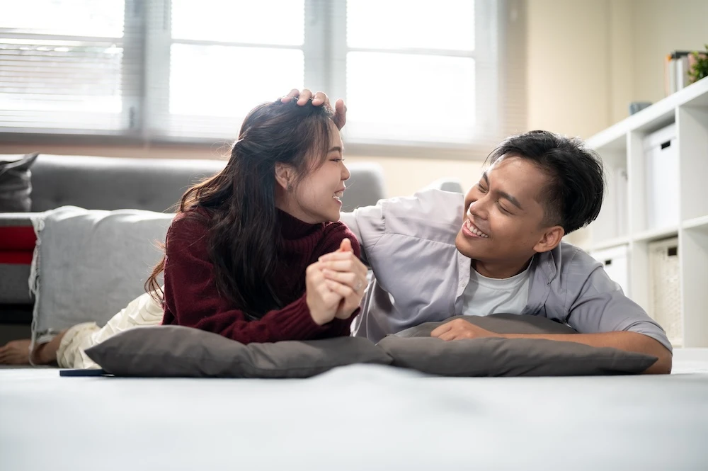 Suara Gemas ke Pasangan Bukan Alay, Ternyata Bisa Bikin Hubungan Makin Dekat