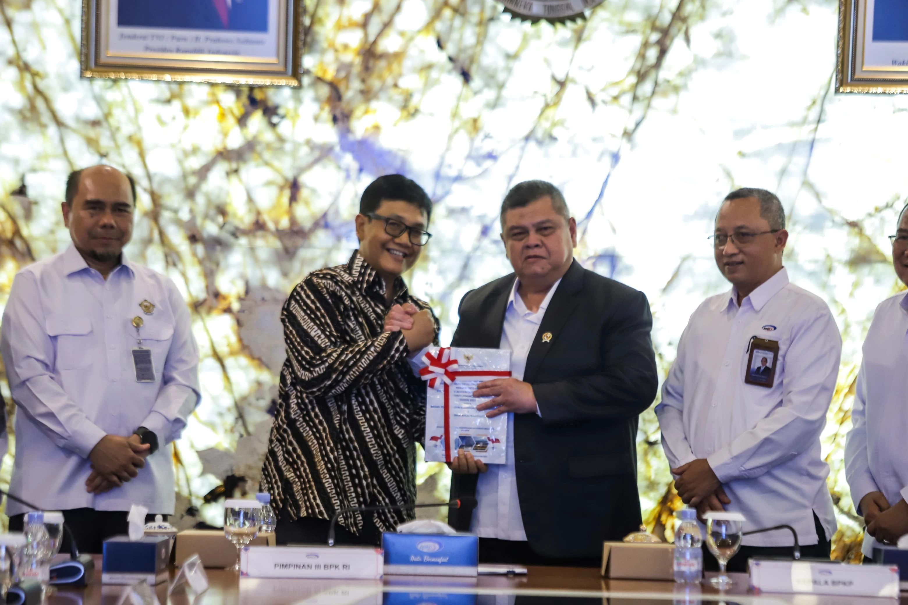 Kepala BPKP Muhammad Yusuf Ateh menerima Laporan Hasil Pemeriksaan (LHP) tersebut dari Anggota III BPK/Pimpinan Pemeriksaan Keuangan Negara III Akhsanul Khaq.