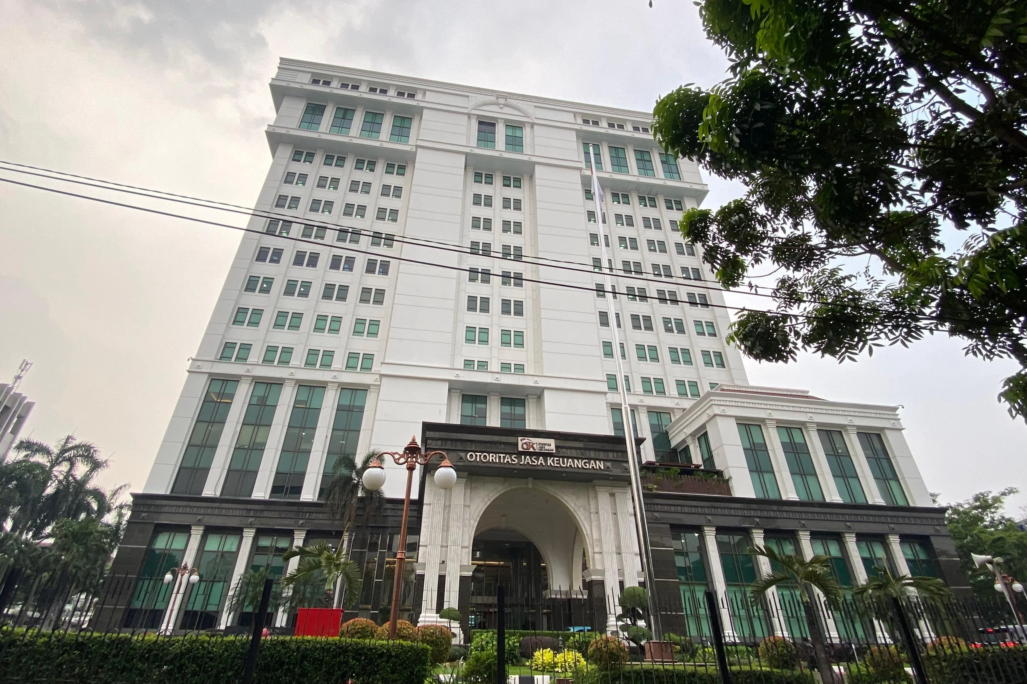 OJK: Relaksasi DHE SDA Bisa Tambah Likuiditas Valas Bank Swasta