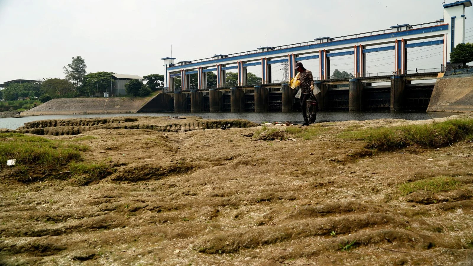 Sungai Cisadane, Kali Cisadane, Pintu Air 10, Bendungan Cisadane, kekeringan, sungai kering, sungai surut, musim kemarau, kemarau panjang, krisis air, dasar sungai, perubahan iklim, krisis lingkungan