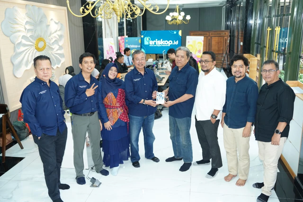 Penyerahan Buku Saku Wartawan oleh Dewan Pers yang menandakan Periskop.id telah terverifikasi faktual pada Selasa, (28/7)