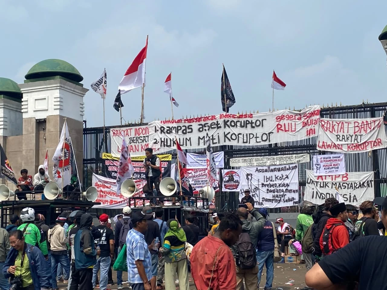 Supriono alias Botok Masuk Gedung DPR, AMPB Desak RUU Perampasan Aset