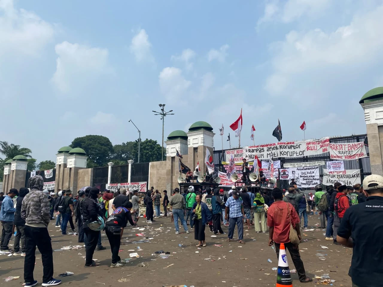 Massa Aksi Pati di DPR Bubar Tertib, Polisi Amankan Pembawa Sajam dan Pelaku Copet