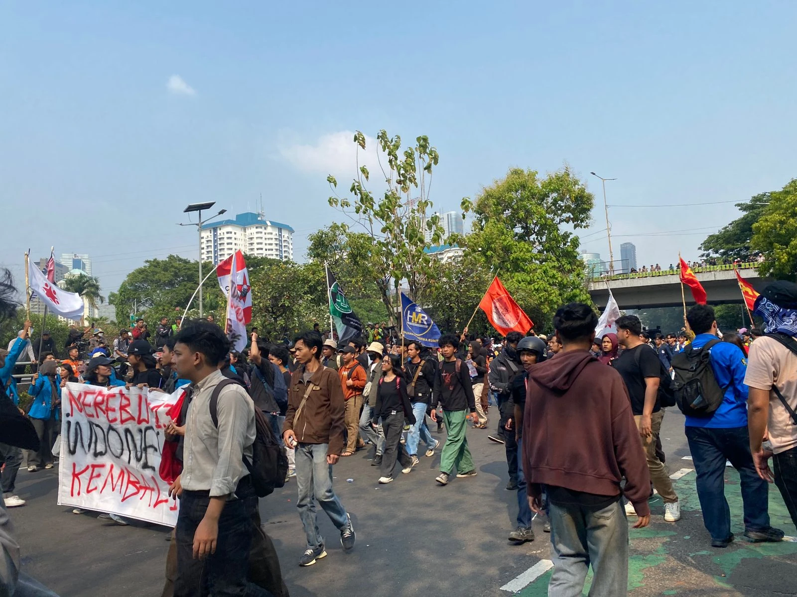 Massa dari Sejumlah Kampus Berkumpul di Depan DPR Usai Massa Pati Bubarkan Diri