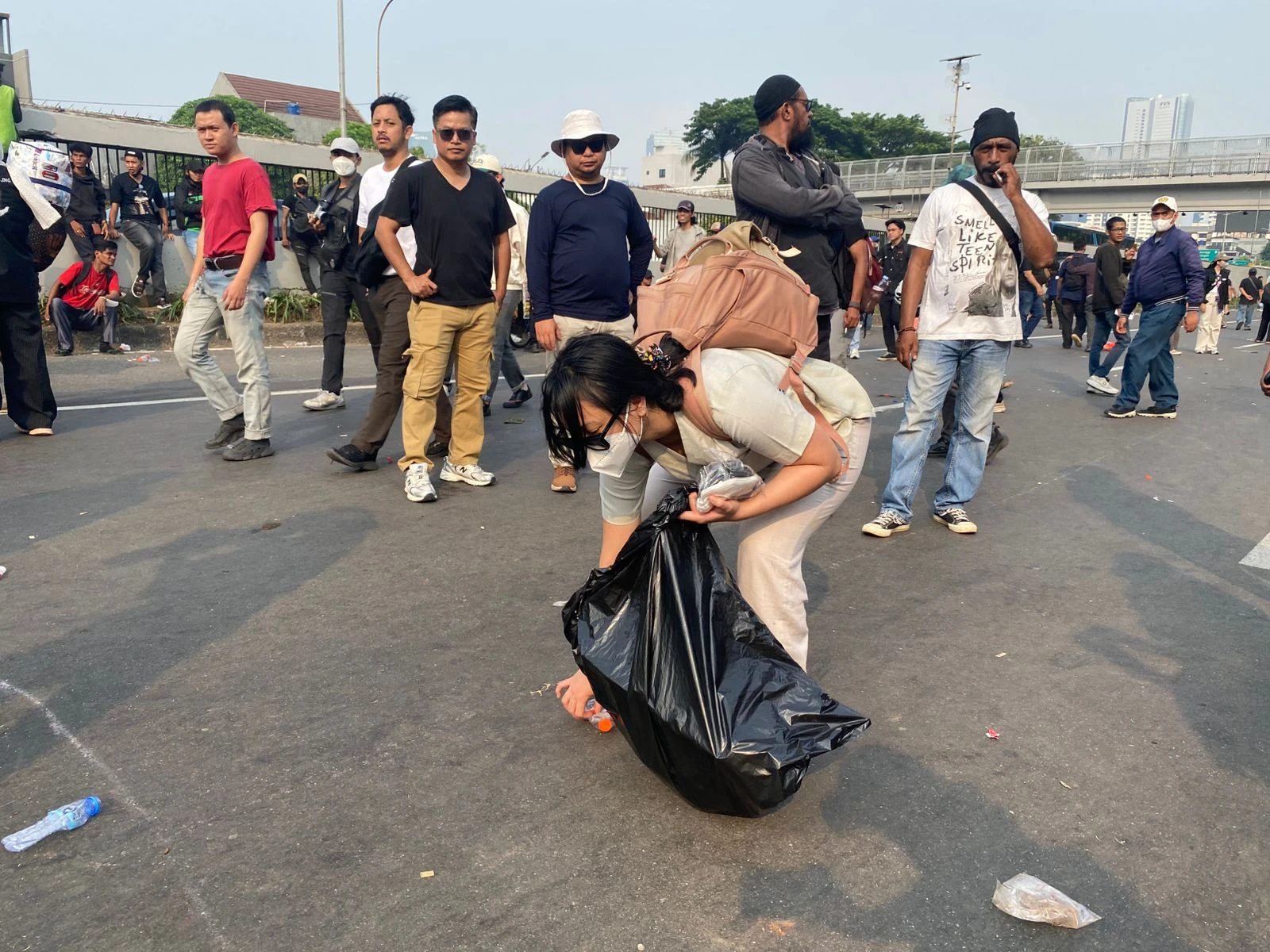 Sisy dan Suami Jadi Relawan di Tengah Aksi Demo Senayan