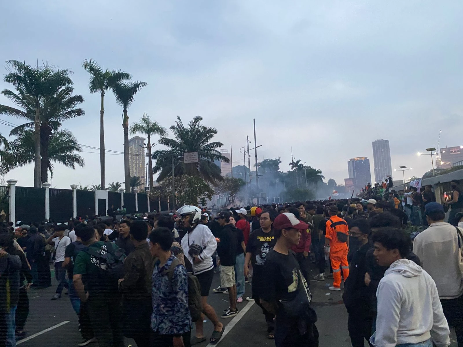 Demo di Depan DPR Memanas, Massa Bakar Ban dan Lempar Batu ke Dalam Kompleks Parlemen