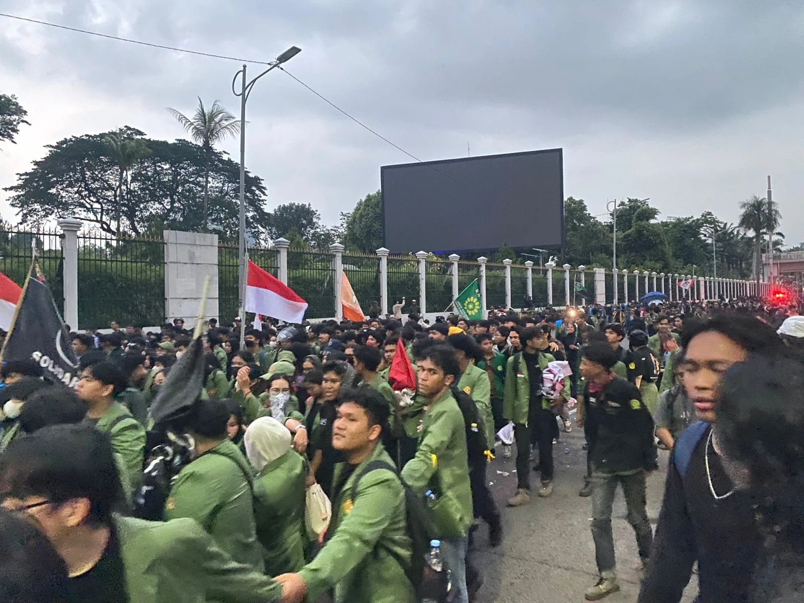 Demo DPR 27 Agustus: Mahasiswa UPN Veteran Jakarta Bubarkan Diri dengan Tertib