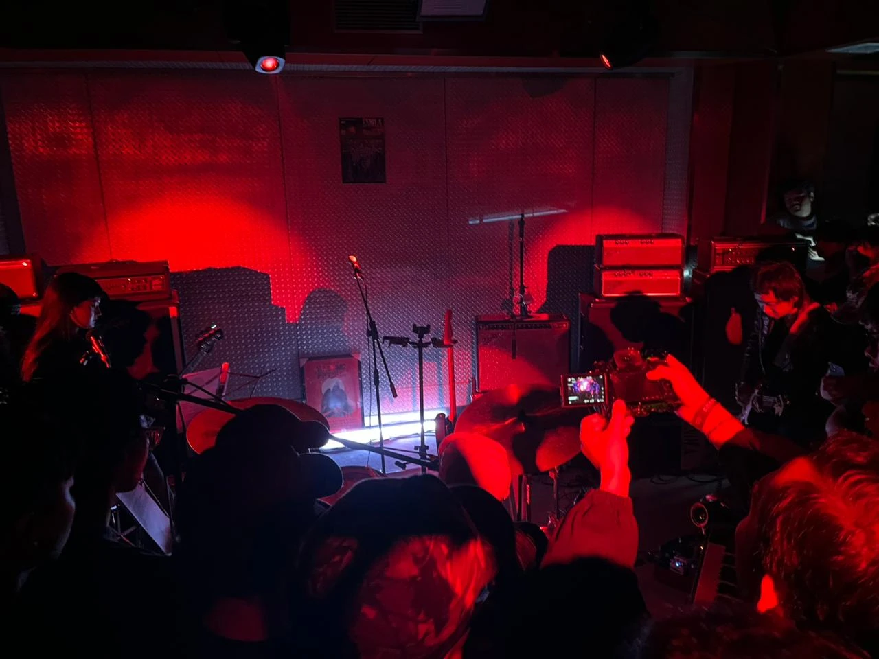 Penampilan Band Shoegaze Enola di Krapela, Row 9. Foto oleh Periskop/Bagaskoro Panduto Pramono