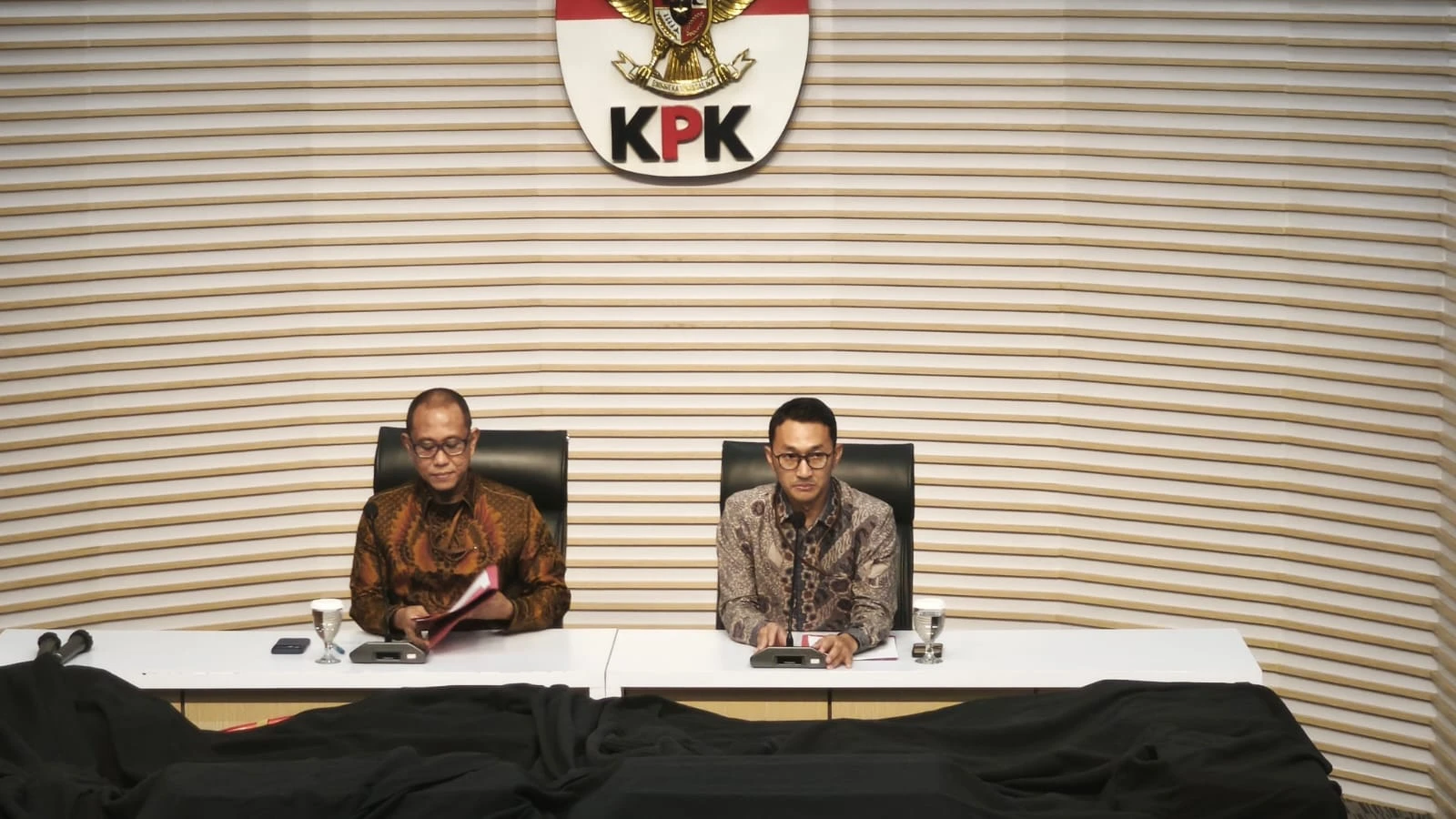 Plt Direktur Penyidikan KPK Achmad Taufik Husein dan Juru Bicara KPK Budi Prasetyo